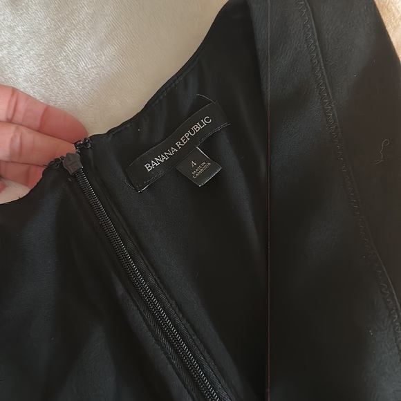 Banana Republic classic sleeveless v neck black dress with pockets - Picture 2 of 3